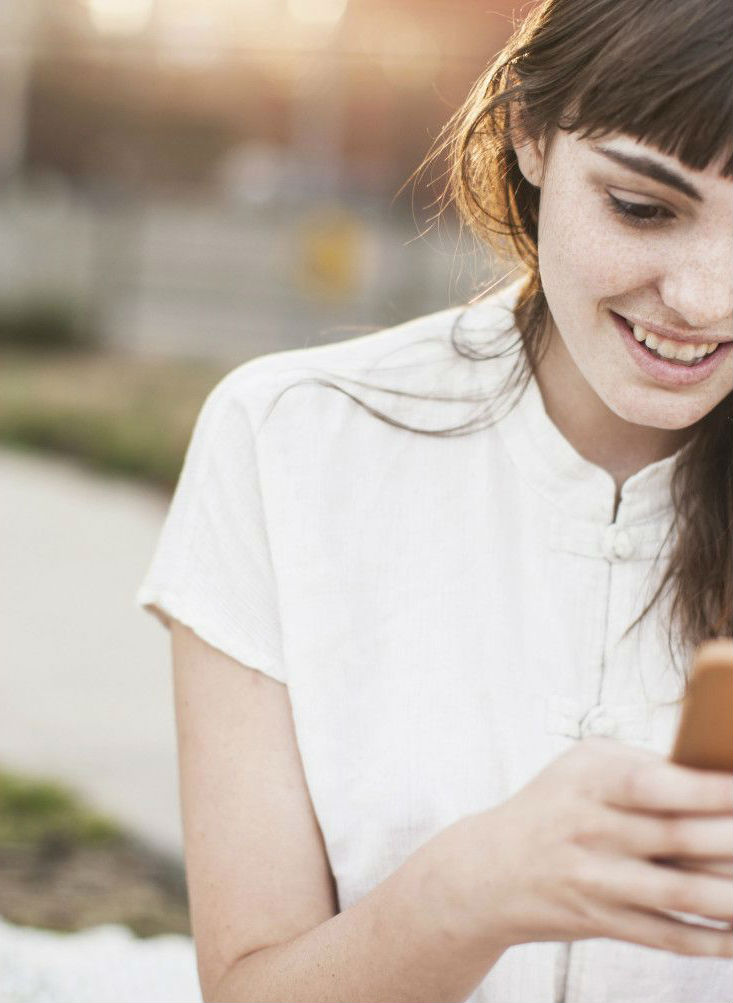 Enviar mensajes de texto a tus amigos durante una cita | 10 cosas que los hombres desearían que sus novias dejaran de hacer | Su belleza: