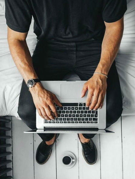 Distraerlo en su trabajo | 10 cosas que los hombres desearían que sus novias dejaran de hacer | Su belleza: