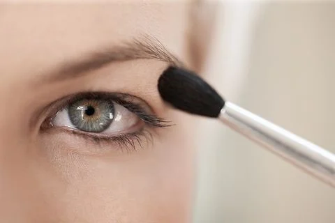 Maquillarse con los ojos abiertos | 9 consejos de maquillaje que una persona con los ojos entrecerrados debe conocer Su Belleza