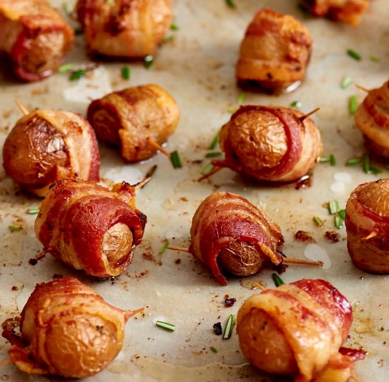 Bocaditos de papa envueltos en tocino con salsa picante de crema agria | 10 mejores recetas para noches de cine | su belleza