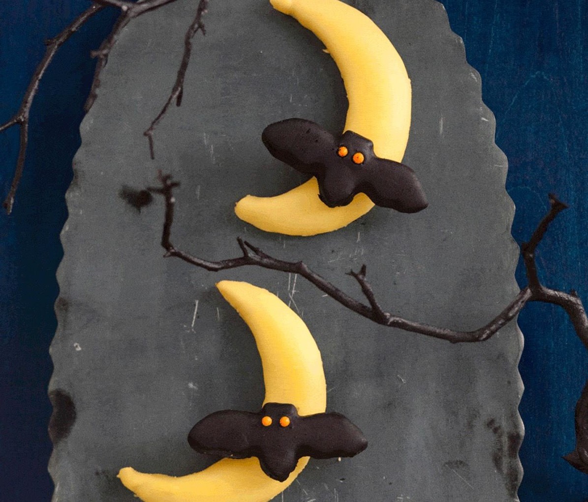 Murciélago volando sobre galletas de luna | 15 ideas sencillas para galletas de Halloween | Su Belleza
