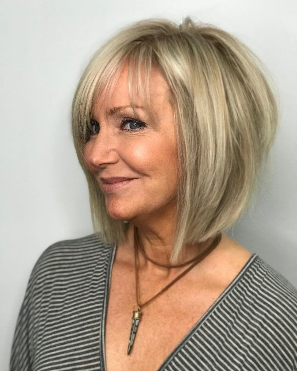 Bob Balayage rubio con capas anguladas | Peinados cortos para mujeres mayores de 50 años | su belleza