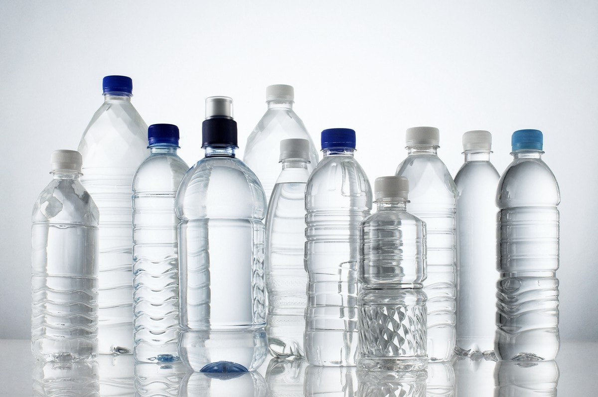 Agua embotellada | 7 alimentos que están arruinando tu piel | su belleza