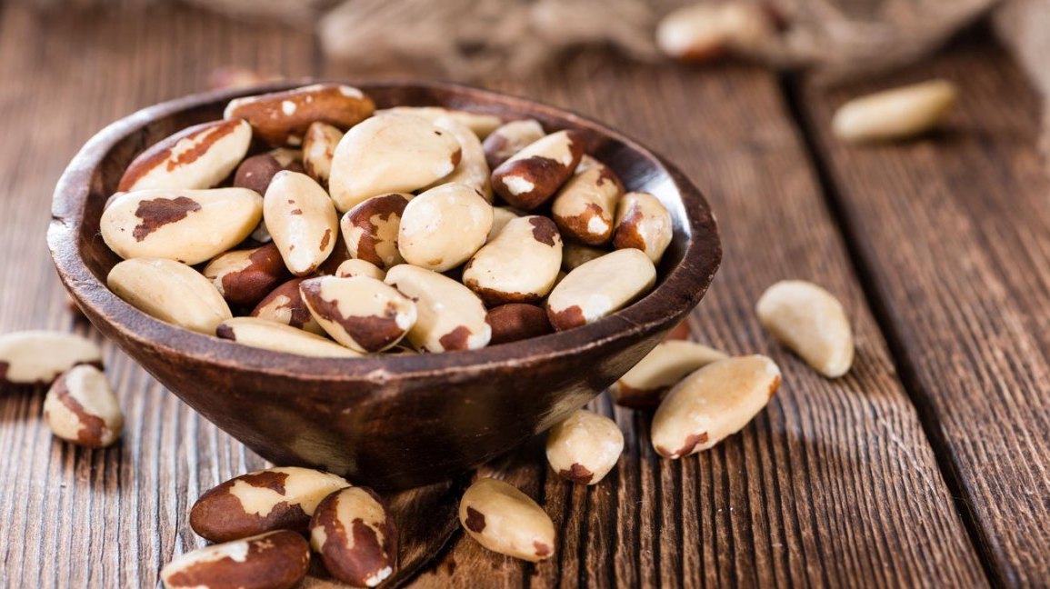 Nueces de Brasil | 10 alimentos saludables que son tóxicos si se comen mal | su belleza