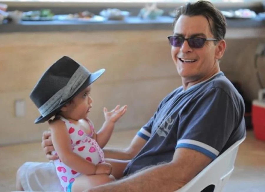 Charlie Sheen |: 12 abuelos famosos con sus nietos derretirán tu corazón | su belleza
