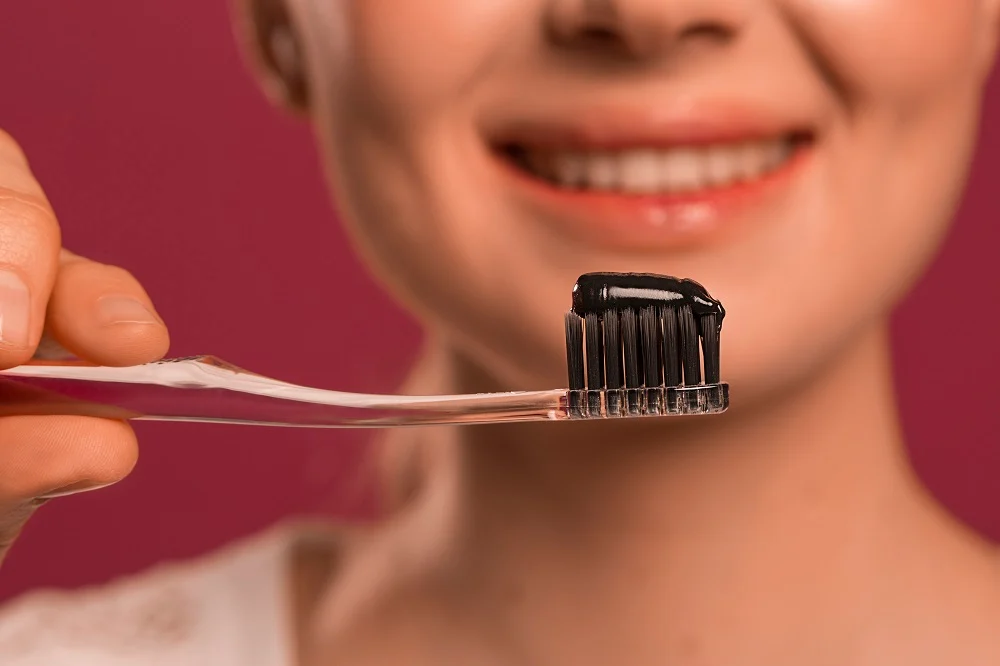 Desventajas de la pasta de dientes con carbón | Todo lo que necesita saber sobre la pasta de dientes con carbón | su belleza