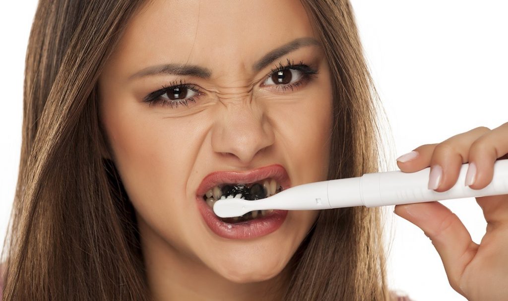 Limpieza de dientes con pasta de dientes con carbón Todo lo que necesitas saber sobre la pasta de dientes con carbón | su belleza