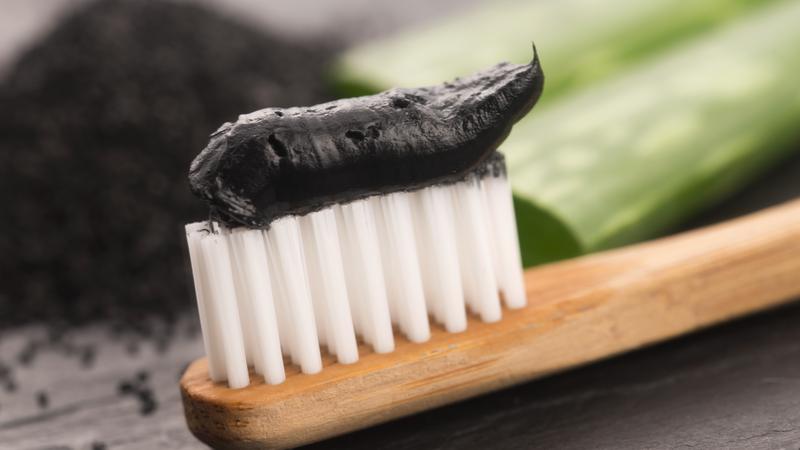 ¿Realmente funciona la pasta de dientes con carbón? |: Todo lo que necesitas saber sobre la pasta de dientes con carbón | su belleza
