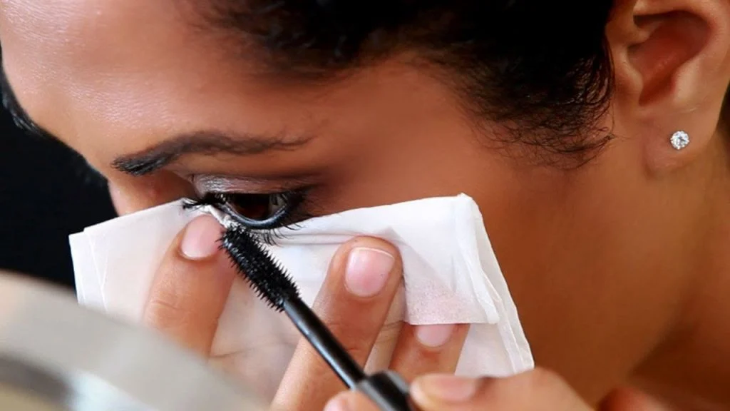 Utilice un pequeño trozo de papel al aplicar el rímel en las pestañas inferiores. Cómo aplicar el rímel como un profesional | su belleza