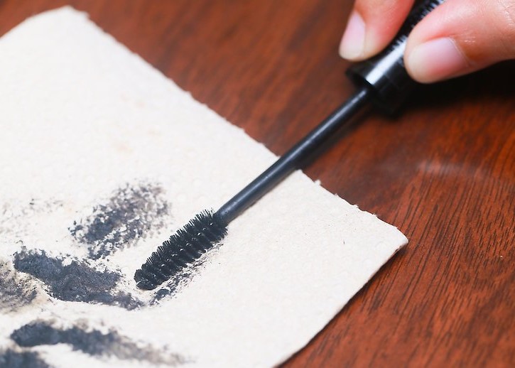 Limpie el cepillo antes de usarlo Cómo aplicar el rímel como un profesional | su belleza