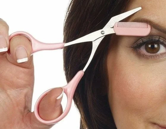 tijeras para cejas en ángulo | Cómo recortar las cejas sin estropearlas His Beauty