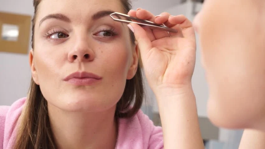 Corte o recorte con un espejo normal en lugar de una lupa. | Cómo recortar tus cejas sin estropearlas Su Belleza