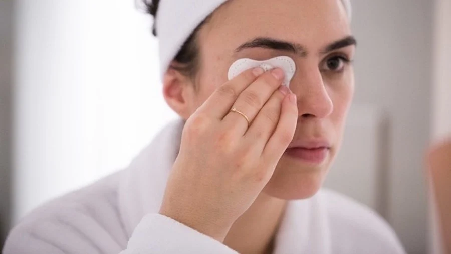 cómo quitar el maquillaje de ojos | Cómo quitar el maquillaje (guía adecuada) | Su belleza: