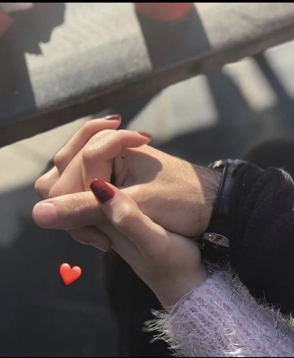 Dedos entrelazados La forma en que se toman de las manos revela más sobre su relación de lo que cree Su belleza