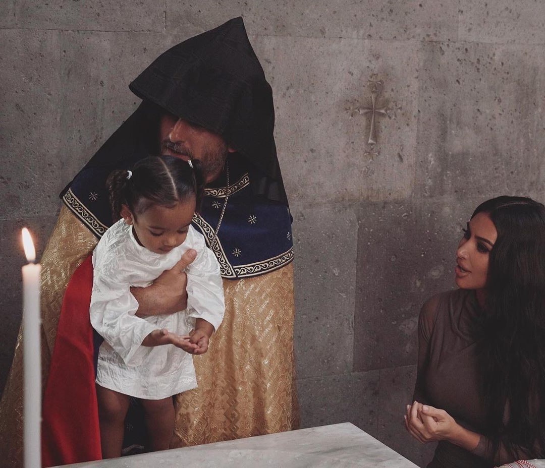 Kim Kardashian y sus hijos fueron bautizados en la iglesia armenia #3 Su Belleza