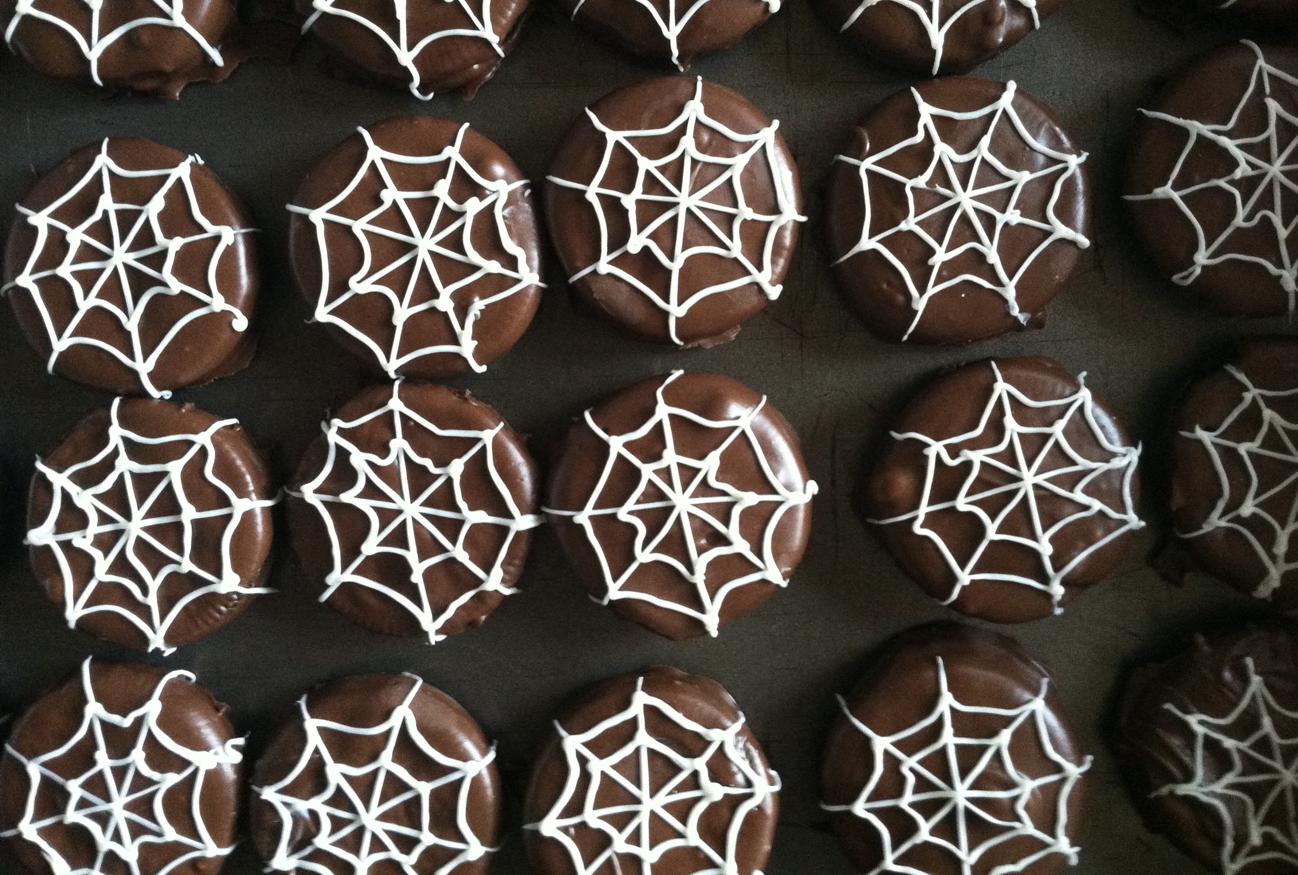 Telarañas Oreo |: 15 ideas fáciles de galletas de Halloween | Su Belleza