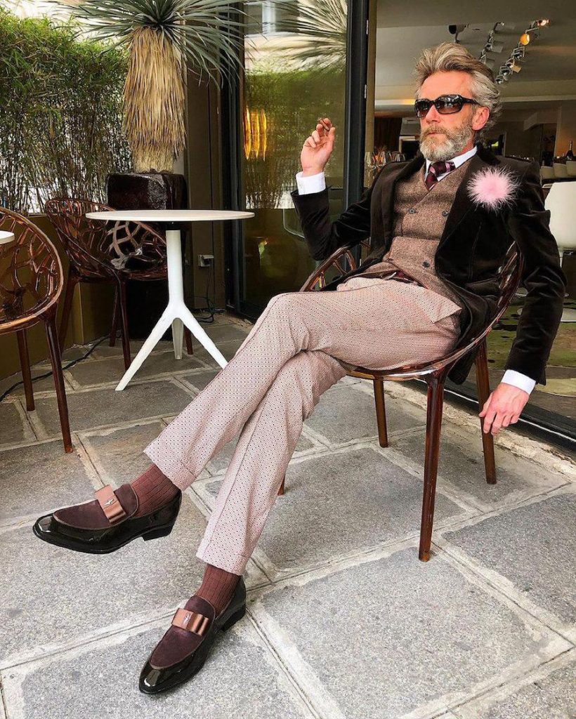 chaqueta de terciopelo, pluma rosa en el bolsillo sobre Pierrick Mathon | 12 OOTD más simples pero divertidos que hayas visto por Pierrick Mathon | su belleza
