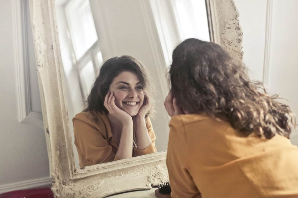 Di afirmaciones positivas frente al espejo 7 pequeños pasos para aprender a amar tu cuerpo | su belleza