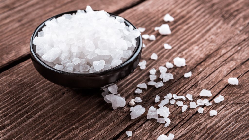 Sal marina | 10 mejores exfoliantes naturales para la piel | su belleza