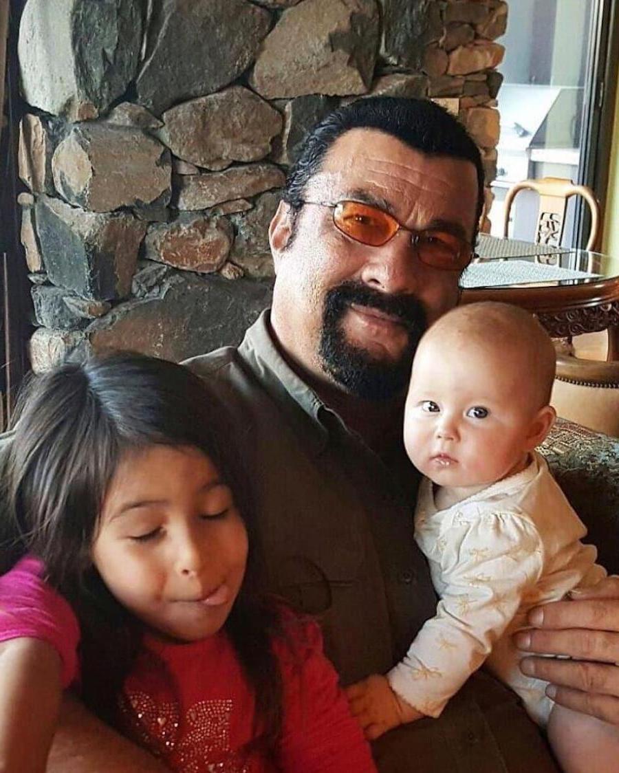 Steven Seagal | 12 abuelos famosos con sus nietos derretirán tu corazón | su belleza