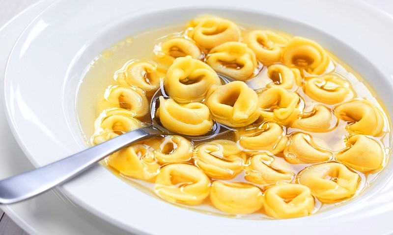 Tortellini en brodo |: Las 6 comidas más populares para comer en Italia | su belleza