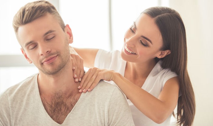 Dale un masaje en la espalda | 8 lindas formas de hacer sonreír a tu amiga después de un mal día | su belleza