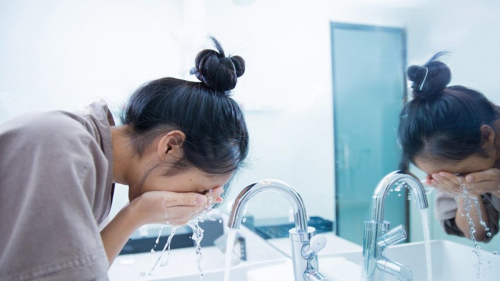 Lavado de cara | Consejos para conseguir una piel luminosa de forma natural en verano | su belleza