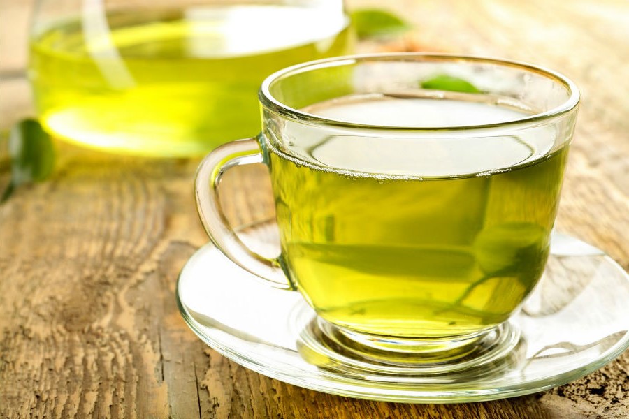 Té verde con un toque veraniego Los 7 mejores consejos para una dieta de verano (sopas de frutas, tortitas vegetarianas y bebidas desintoxicantes)