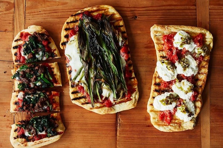 Pizzas planas | 12 recetas de barbacoa que debes probar este verano | su belleza