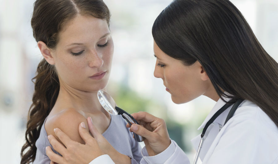 Revisa tu piel 8 autocontroles que toda mujer debería hacer | su belleza